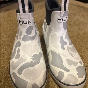 Huk Women’s White & Gray Camo Slip-On Waterproof Boots
